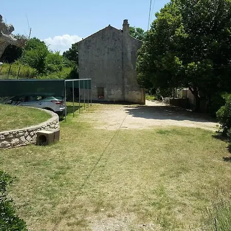 Petra, Baska アパート