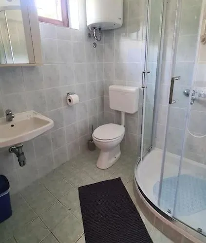 Daire Petra, Baska *